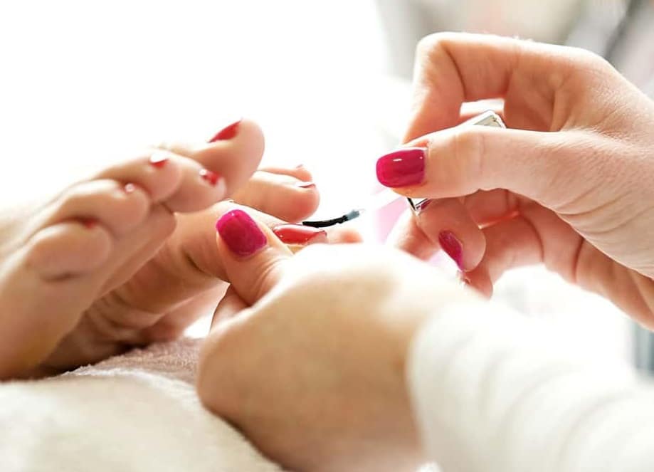 Quels conseils pour bien poser son vernis aux pieds ?