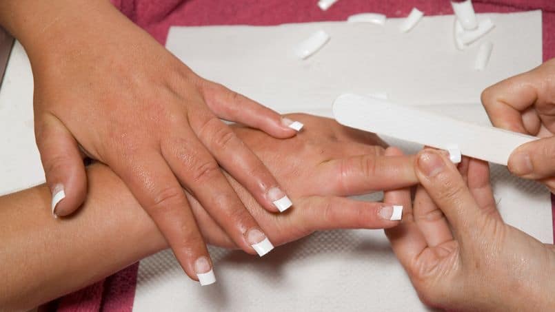 Comment Appliquer des Ongles Artificiels à l’Aide de Colle à Ongles