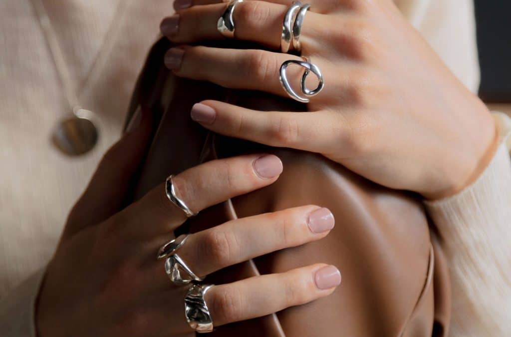 Comment mettre en valeur les bijoux de mains avec son vernis à ongles ?
