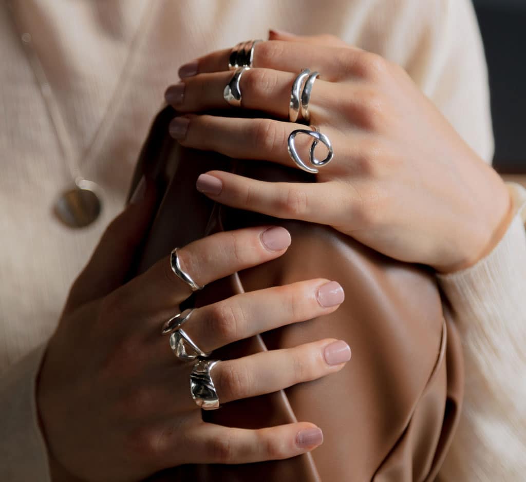 Comment mettre en valeur les bijoux de mains avec son vernis