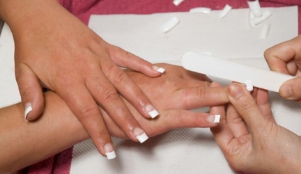 Comment Appliquer des Ongles Artificiels à l’Aide de Colle à Ongles