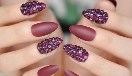 Comment Faire des Conceptions Faciles d’Ongles avec des Strass